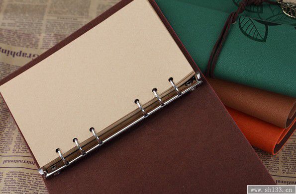 磨砂面的 质量和手感都很不错本子是活页的 装订的方式也是铆钉装订